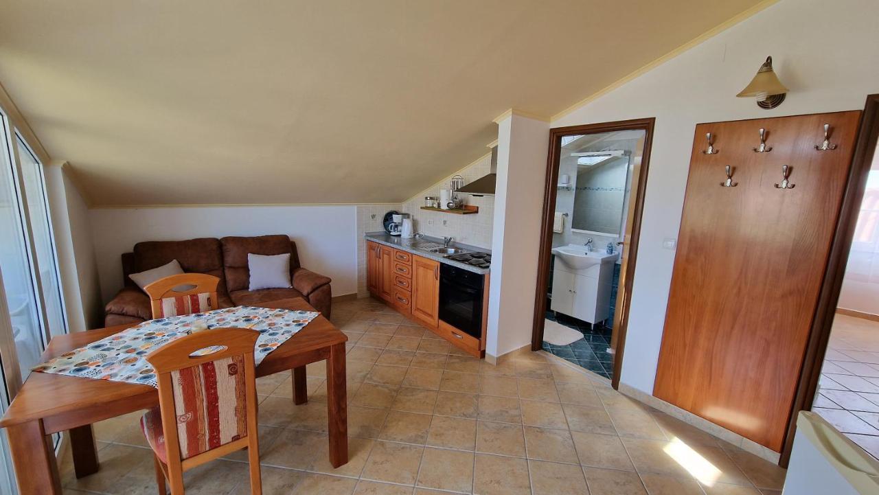 Haus Anica Apartment Rab Town Ngoại thất bức ảnh